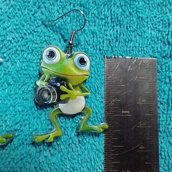 Cute green white frog with camera wire dangle earrings - Picture 2 of 3